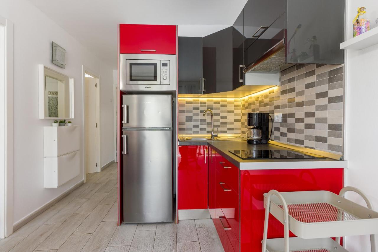 Fantasticstylish & Aircon, Near Lasamericas *